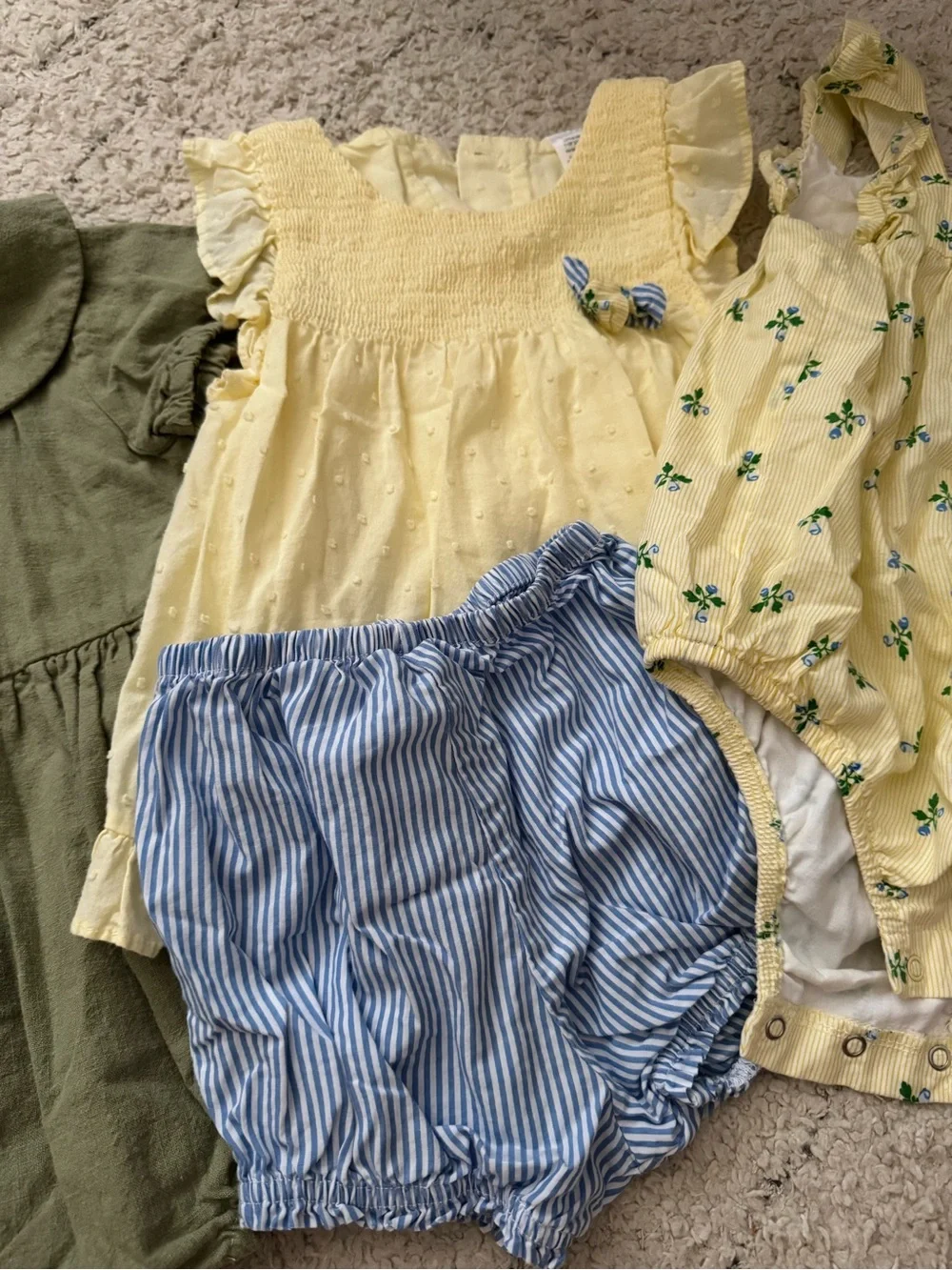 Baby girl bundle 18M. 3 rompers and a two piece set.